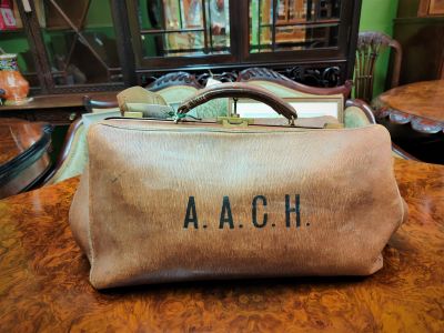 Old leather doctors / travel bag