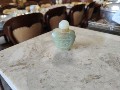 Chinese snuff bottle with stopper