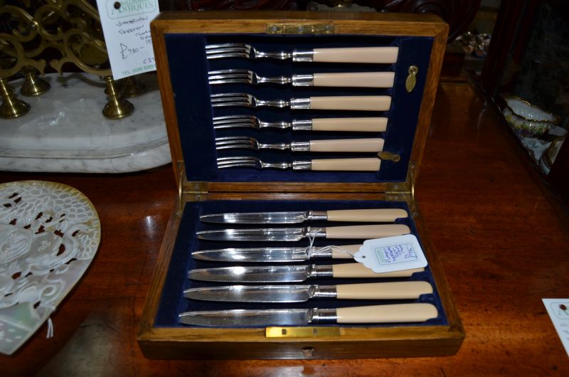 Plated boxed dessert set