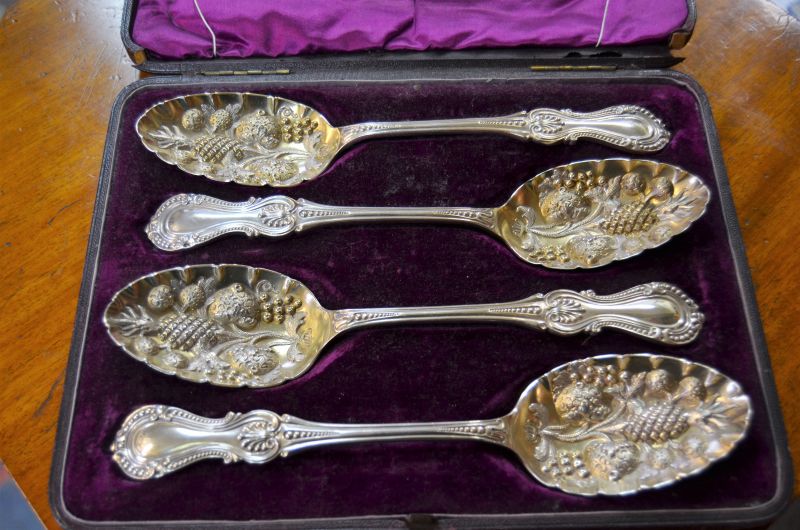 Boxed set of Victorian plated berry spoons