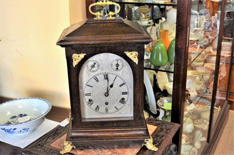 Oak cased mantle / shelf clock