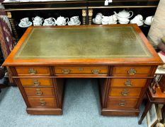 Victorian mahogany leather top desk Thumbnail 6