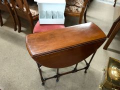Edwardian mahogany drop leaf table Thumbnail 6